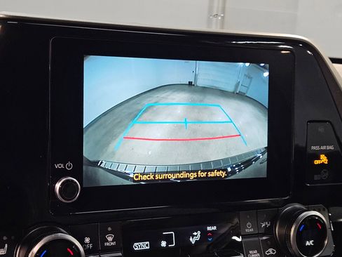 Certified 2025 Toyota Highlander XLE image 31