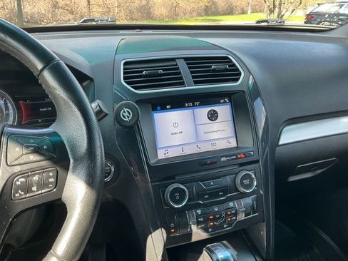 Used 2017 Ford Explorer XLT w/ Equipment Group 201A FWD image 19