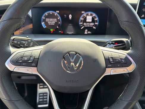 Certified 2025 Volkswagen Tiguan SE R-Line FWD image 17