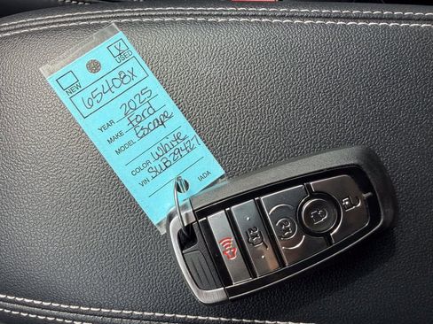 Used 2025 Ford Escape SE image 31