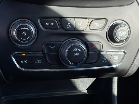 Used 2021 Jeep Cherokee Altitude image 22