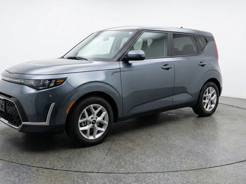 Used 2025 Kia Soul LX w/ LX Technology Package FWD image 3