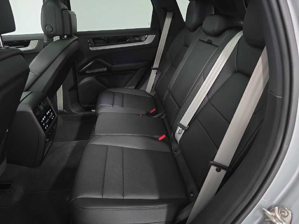 Certified 2026 Porsche Cayenne AWD/4WD image 26