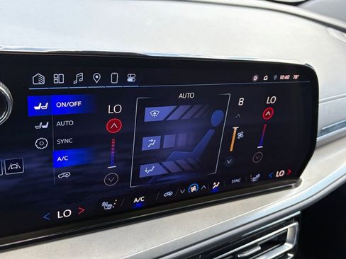 Used 2024 Chevrolet Traverse LT FWD image 31