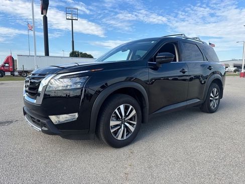Used 2025 Nissan Pathfinder SL w/ Cargo Package FWD image 2