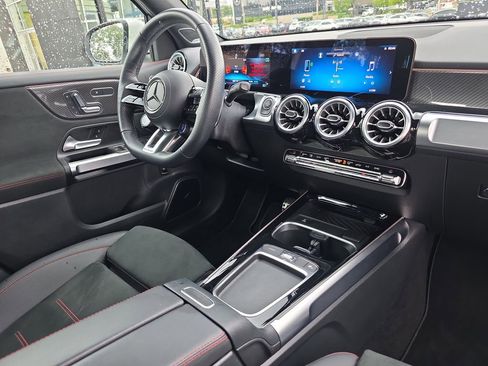 Used 2025 Mercedes-Benz GLB 35 AMG 4MATIC image 18