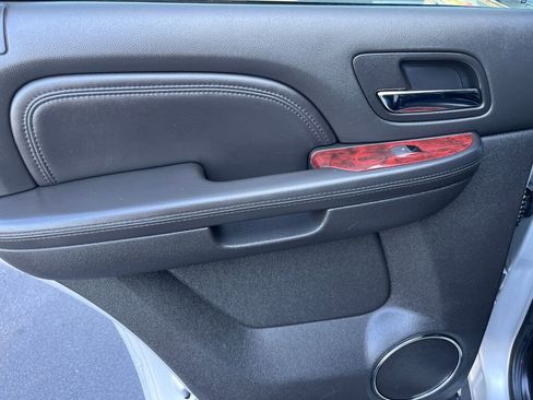 Used 2011 Cadillac Escalade Premium image 21