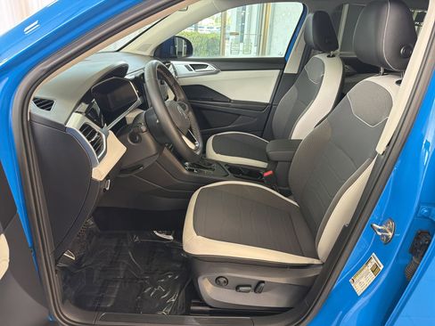 Used 2025 Volkswagen Taos SE FWD image 5
