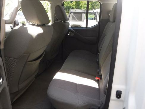 Used 2019 Nissan Frontier SV image 6