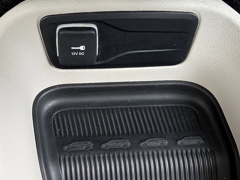 Used 2023 Chrysler Pacifica Touring-L FWD image 27