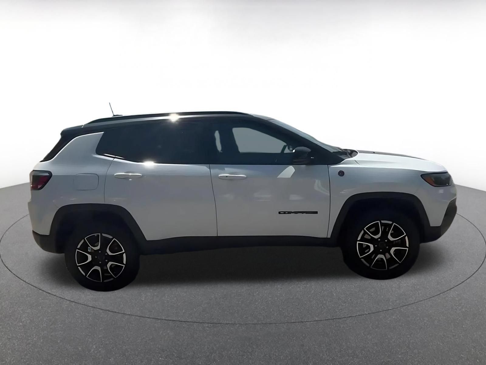Used 2025 Jeep Compass Trailhawk AWD/4WD image 12