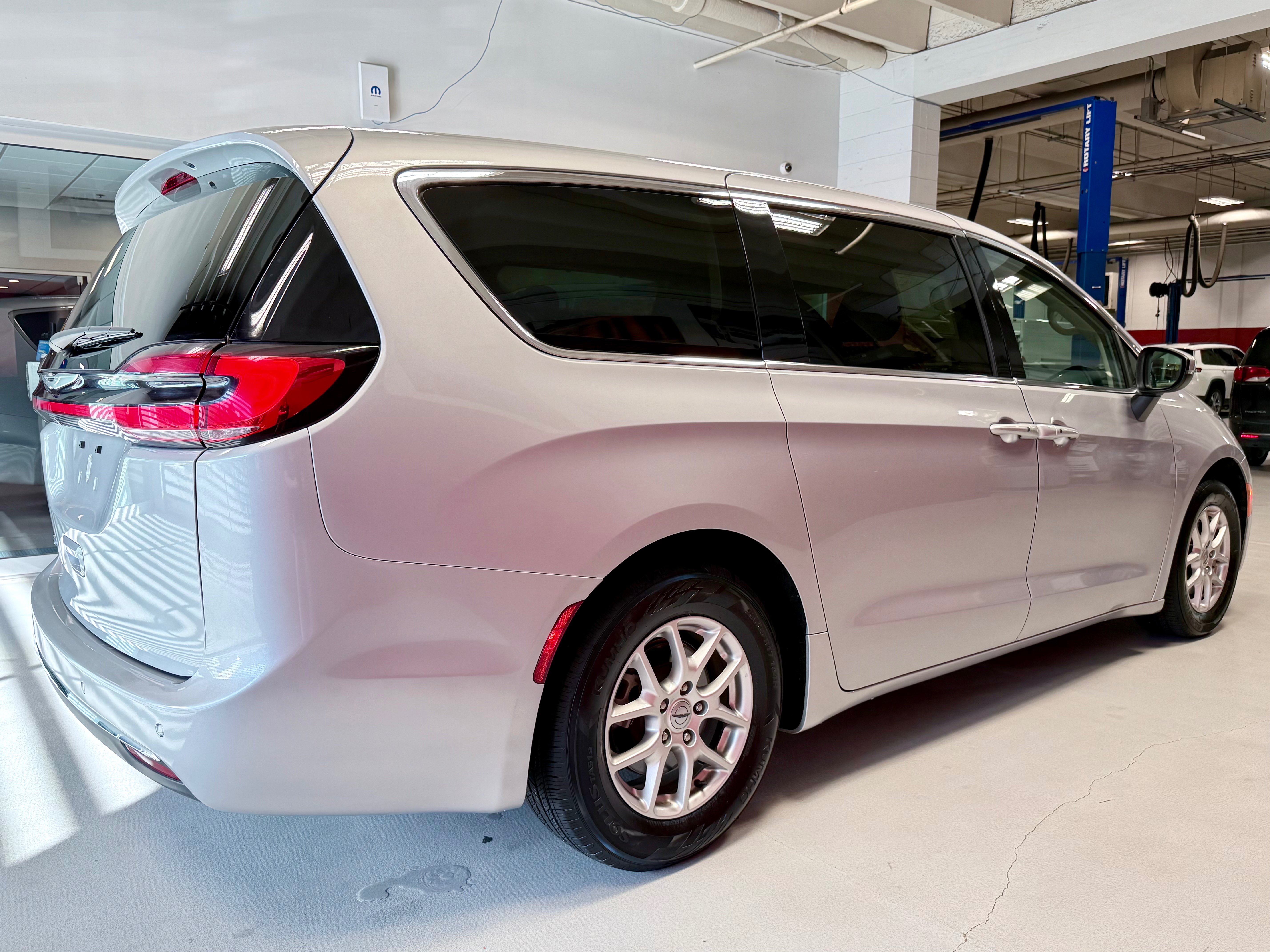Used 2023 Chrysler Pacifica Touring-L FWD image 10