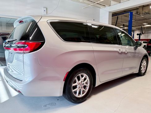 Used 2023 Chrysler Pacifica Touring-L FWD image 10