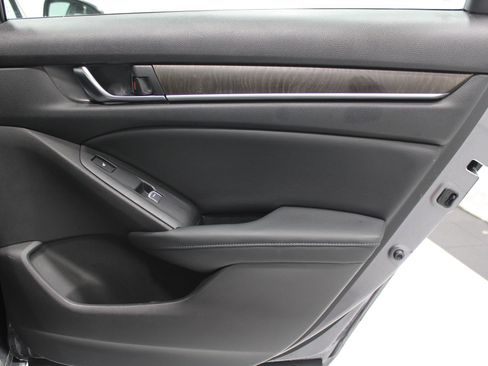 Used 2018 Honda Accord Touring image 21