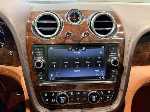 Used 2018 Bentley Bentayga AWD/4WD image 16