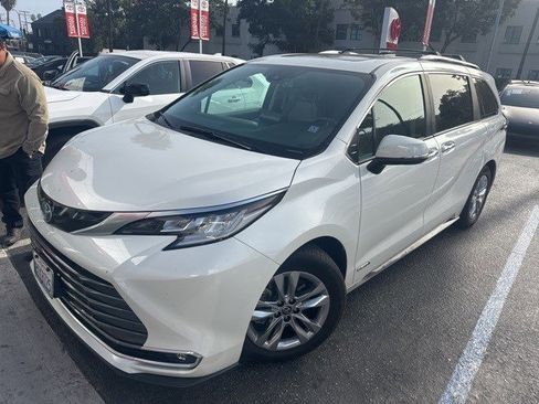 Used 2021 Toyota Sienna Limited image 2