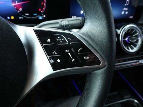 Used 2024 Mercedes-Benz GLB 250 image 17