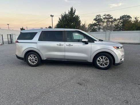 Used 2022 Kia Carnival LX image 4