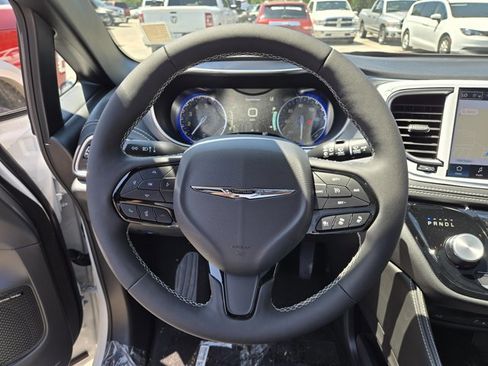 New 2026 Chrysler Pacifica Limited w/ Uconnect Theater Family Group image 11