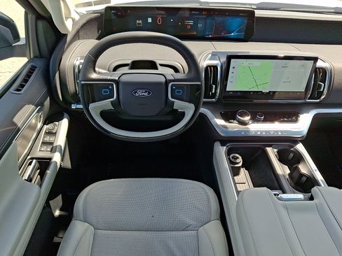 Certified 2025 Ford Expedition Platinum w/ Driver's Package AWD/4WD image 15