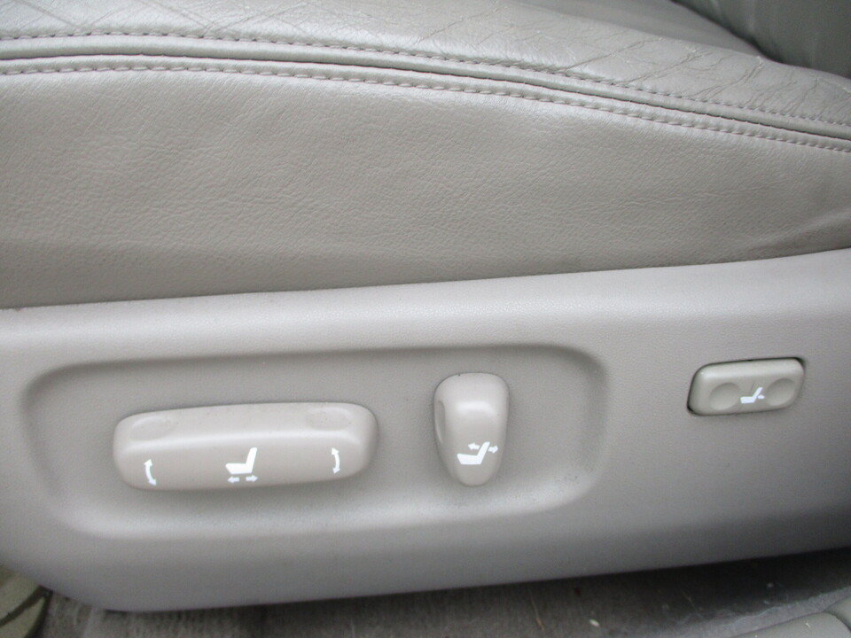 Used 2005 Toyota Camry XLE w/ VSC & Side Airbag Pkg FWD image 26