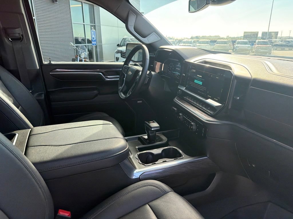 Used 2024 Chevrolet Silverado 1500 LTZ w/ LTZ Convenience Package II AWD/4WD image 27