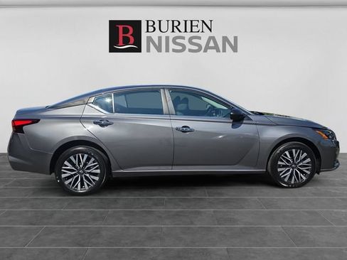 Used 2024 Nissan Altima 2.5 SV AWD/4WD image 6