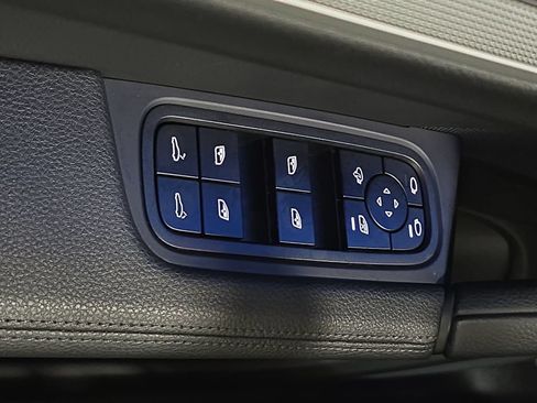 Used 2025 Porsche Cayenne AWD/4WD image 21