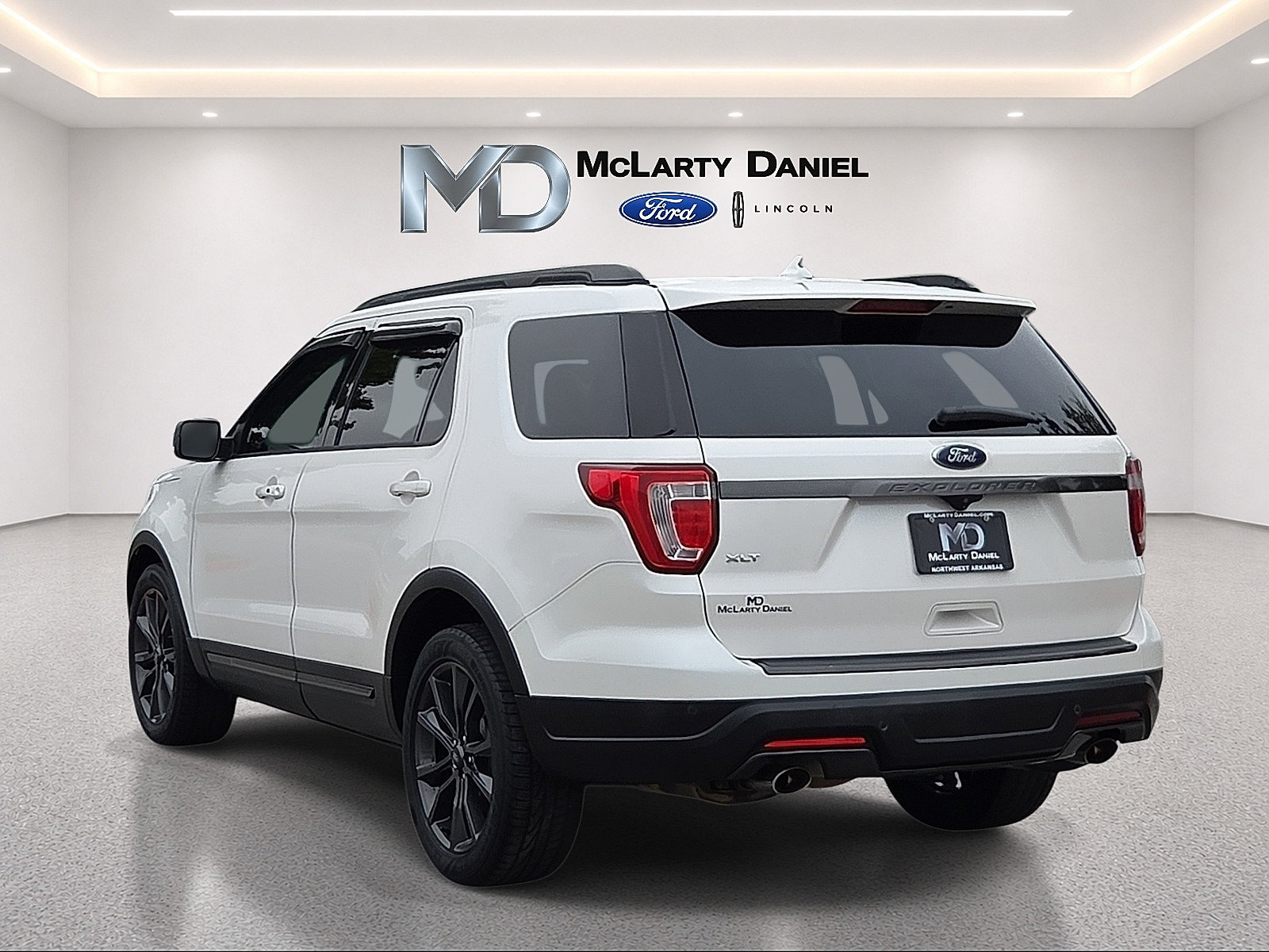 Used 2018 Ford Explorer XLT w/ Equipment Group 202A FWD image 4