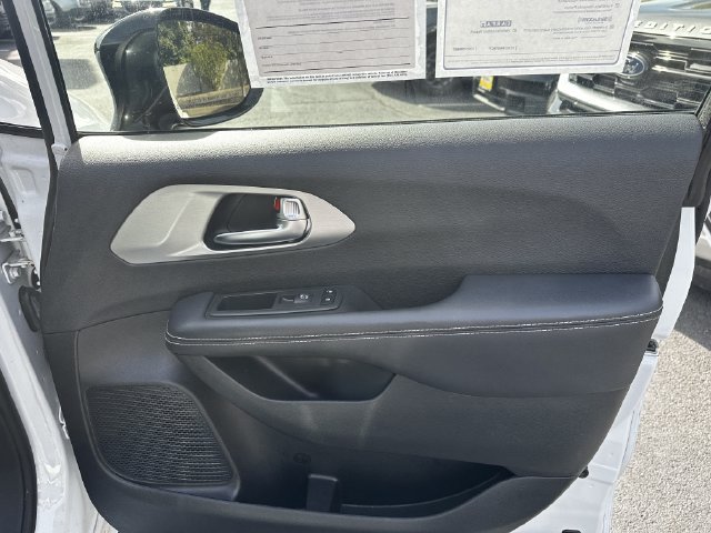 Used 2024 Chrysler Pacifica Premium FWD image 35