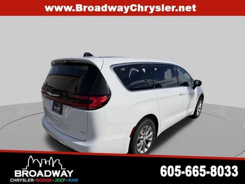 New 2026 Chrysler Pacifica Select AWD/4WD image 6