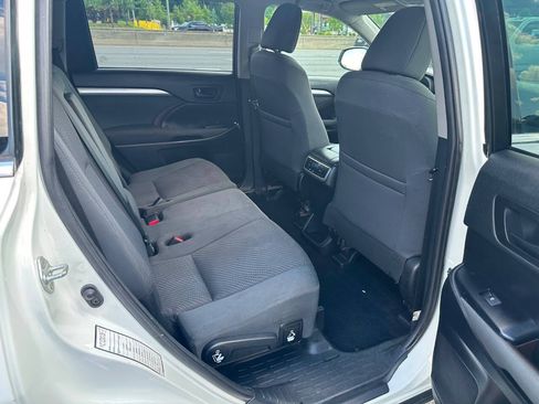 Used 2019 Toyota Highlander LE FWD image 13