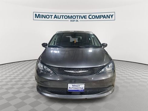Used 2023 Chrysler Voyager LX FWD image 3