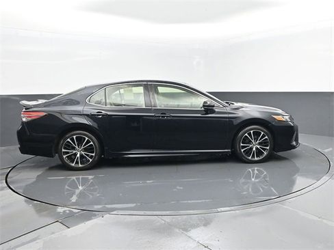 Used 2018 Toyota Camry SE image 4
