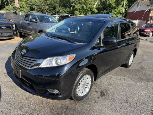 Used 2017 Toyota Sienna XLE w/ XLE Navigation Package FWD image 3