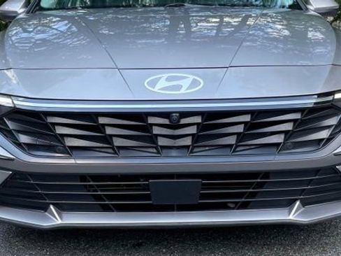 Used 2024 Hyundai Elantra Limited FWD image 11
