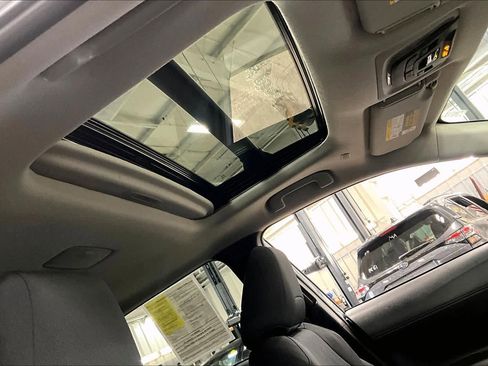 Used 2022 Toyota Corolla Cross LE w/ Moonroof Package image 14