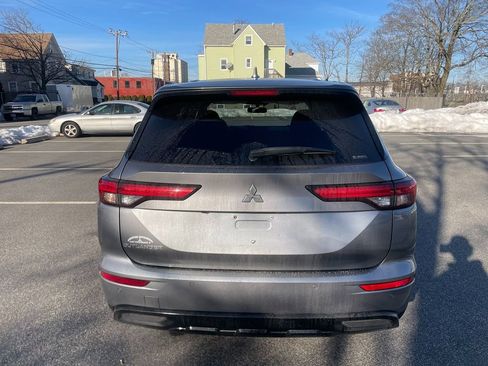 Used 2022 Mitsubishi Outlander SE image 6