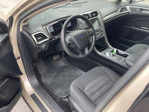 Used 2017 Ford Fusion SE w/ Fusion SE Technology Package image 8