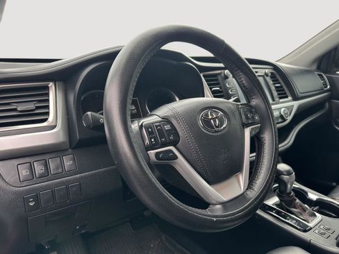 Used 2019 Toyota Highlander SE image 11