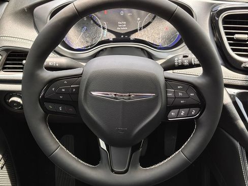 New 2025 Chrysler Pacifica Limited w/ Uconnect Theater Family Group image 10