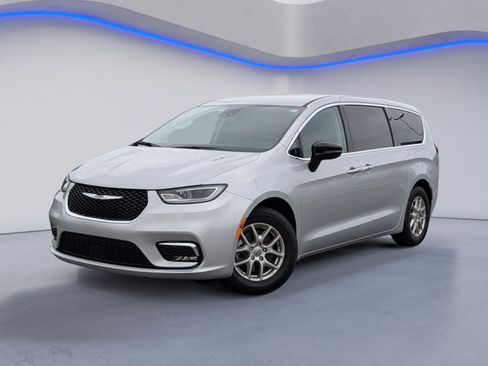 Used 2024 Chrysler Pacifica Touring-L FWD image 2