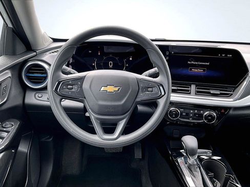 Used 2025 Chevrolet Trax LT image 6