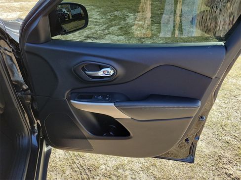 Used 2018 Jeep Cherokee Latitude w/ Mobile Office Group image 36