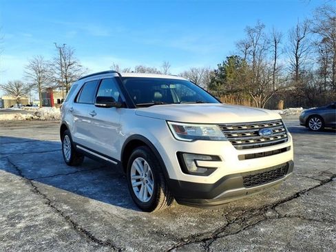 Used 2016 Ford Explorer XLT w/ Equipment Group 202A image 3