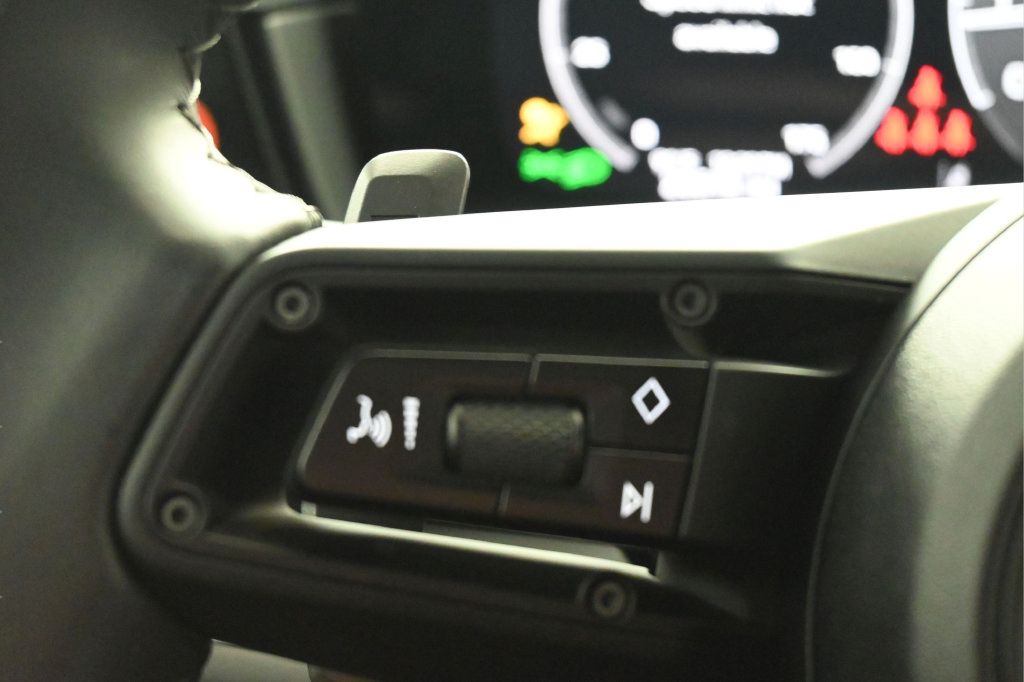 Certified 2025 Porsche Cayenne AWD/4WD image 18