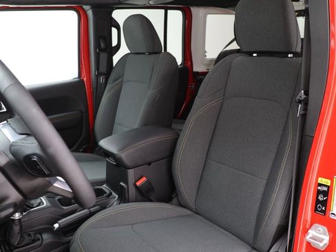 Used 2025 Jeep Wrangler Unlimited Sahara image 16