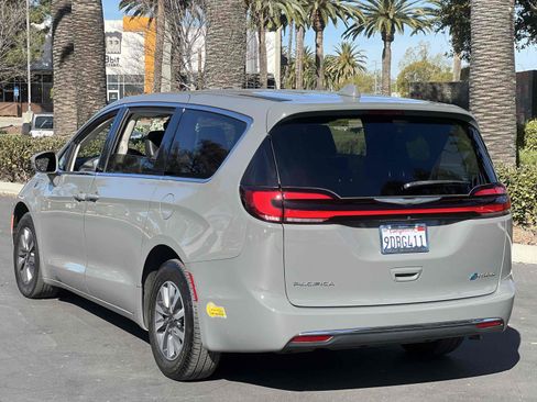 Used 2022 Chrysler Pacifica Touring-L image 23