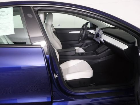 Used 2023 Tesla Model 3 Standard Range RWD image 29