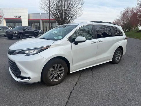 Used 2023 Toyota Sienna XLE image 7